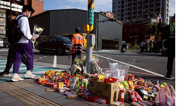 三峽車禍現場，三峽國光街與國成街交口，學生送零食鮮悼念往生者。廖瑞祥攝
