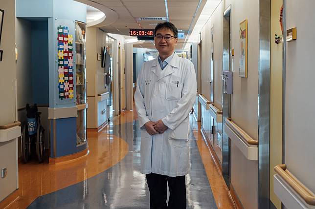 台大醫院小兒血液腫瘤科主治醫師盧孟佑在兒癌病房多年，有機會看著小病童健康長大是他從醫很大的動力。（攝影／余志偉）  
