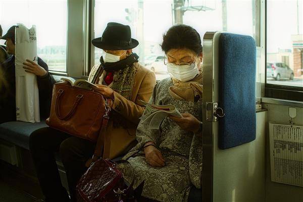 東京1天新增確診3萬人，電車內人人都戴著口罩。翻攝Pixabay