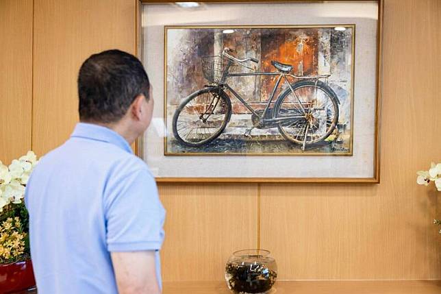 新北市長侯友宜在臉書貼出「阿爸的卡踏車」圖畫，回憶父親騎腳踏車賣豬肉養家活口。(取自侯友宜臉書)