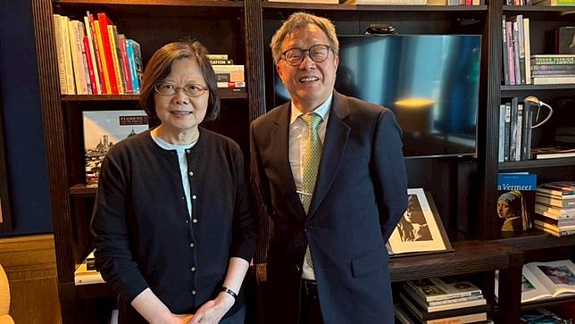 駐德代表謝志偉5月在德國法蘭克福機場迎接轉機的前總統蔡英文。翻攝謝志偉粉絲頁
