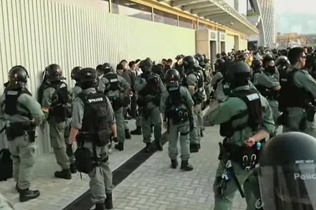 防暴警察西九站外黑衣人 。網上圖片