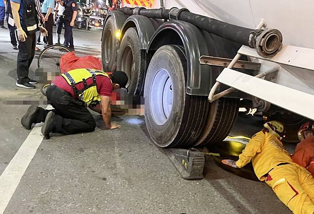 屏東聯結車擦撞腳踏車，消防人員到場時發現騎士卡輪下已身亡。（記者毛莉翻攝）