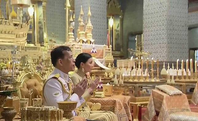 พระบาทสมเด็จพระเจ้าอยู่หัว ทรงบำเพ็ญพระราชกุศลวันคล้ายวันพระบรมราชสมภพ ในหลวง ร.9