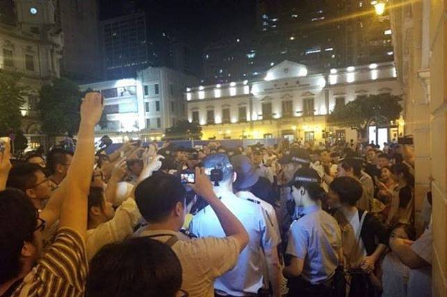 Police officers and protesters gather at Senado Square, in Macau. Photo: Facebook