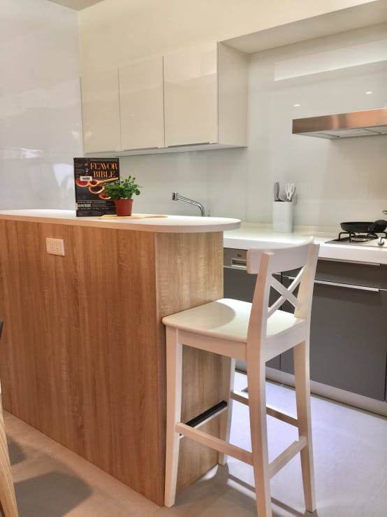 
          <ul> <li>中島櫃補強了原有廚櫃的收納性，並增加烘培區及吧檯的空間，導角的修飾為安全考量。</li> <li><br></li> </ul><p><br></p><br  /> Credits: homify / <a href=