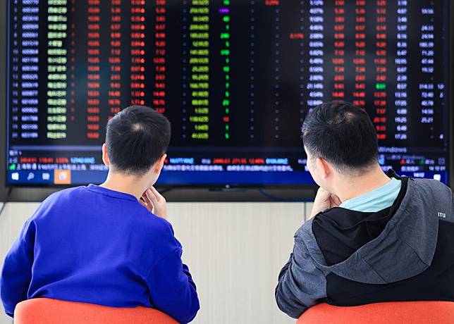 File photo shows investors pay attention to the stock market trends at a securities firm in Nanjing, east China's Jiangsu Province. (Photo by Su Yang/Xinhua)