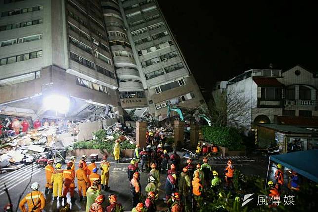 花蓮地震中災情嚴重的雲門翠堤大樓，救難人員把握黃金時間，連夜在低溫、大雨、餘震中搶救。（陳明仁攝）