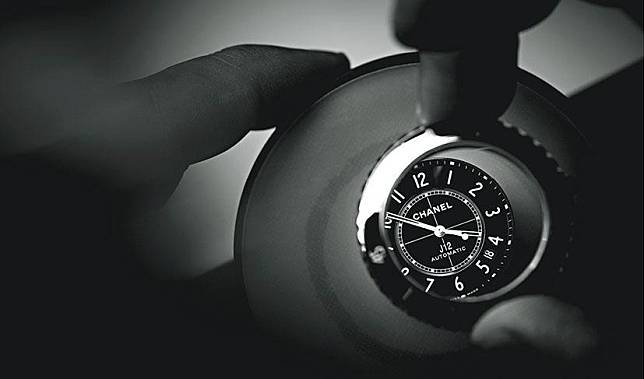 20周年紀念：繼去年修改腕表設計和機芯細節後，品牌趁今年J12面世20周年，推出了一系列慶祝款式。（品牌提供）