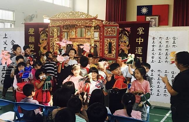 有些學校透過「偶劇團」互動表演認識閩南文化特色，也增進對本土語言的興趣，在國小特別受歡迎。(資料照，桃園市府教育局提供)