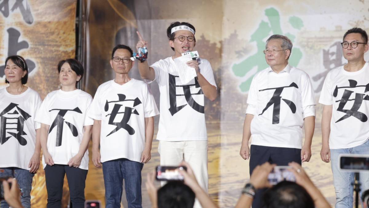 主持人宣布逾20萬人上凱道黃國昌向政府宣戰：要讓卓榮泰、賴清德付出