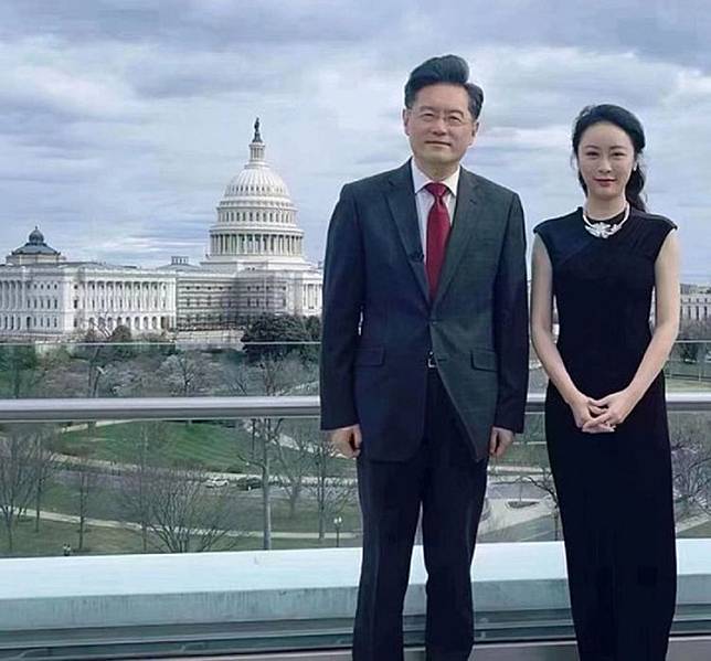 鳳凰衛視主持人傅曉田（右），被指疑為秦剛婚外情輿論女主角。翻攝推特