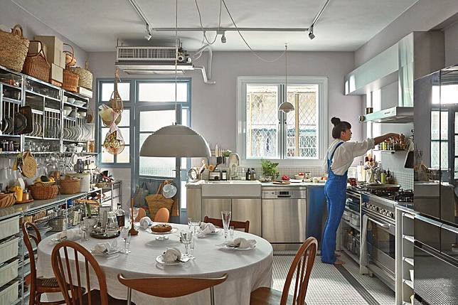 一踏入 Grace 家，映入眼簾的就是L型的流理臺跟巨大的餐桌在廚房中間，是一個以廚房為中心的家。