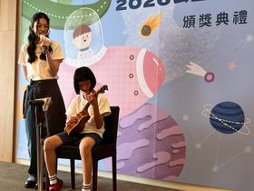 小耳症女孩陳采欣彈奏烏克麗麗，與新生代歌手顧穎合作演唱「小星星」。記者廖靜清／攝影