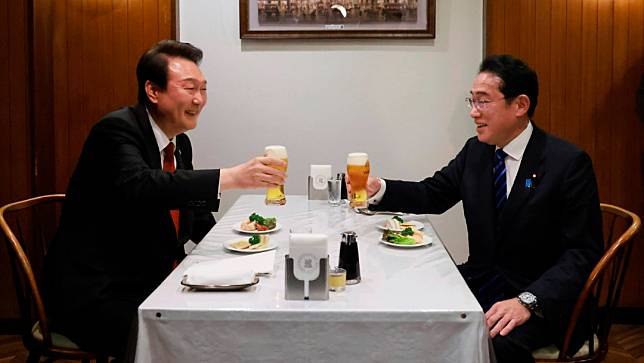 2023年3月16日日本首相岸田文雄（右）與南韓總統尹錫悅（左）在東京著名銀座區的洋食店「煉瓦亭」續攤，一同品嘗蛋包飯。美聯社