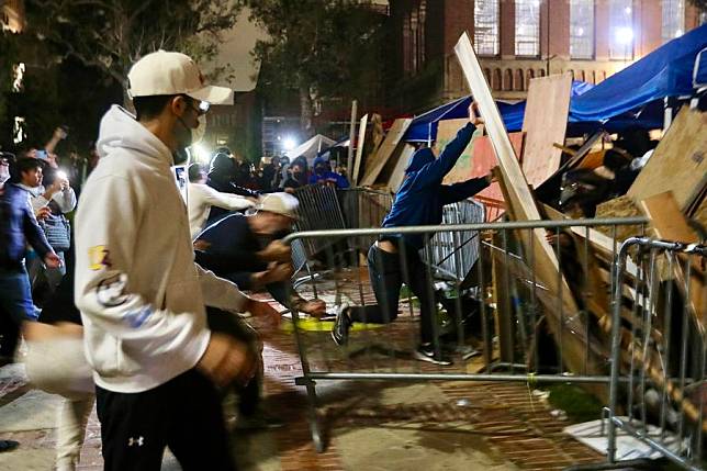 Clashes between pro-Palestinian protesters and pro-Israel counter-protesters take place at the campus of the University of California, Los Angeles (UCLA), in Los Angeles, California, the United States, on May 1, 2024. (Xinhua)
