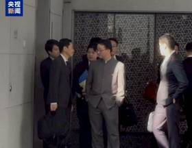 央視播出中國外交部亞洲司司長劉勁松身穿五四青年裝，手插口袋送別來訪的日本外務省亞洲大洋洲局局長金井正彰。畫面被大做文章。翻攝央視