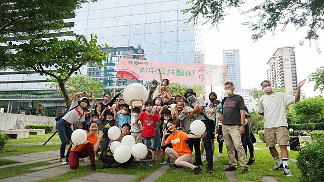 台中公共藝術散步去」公共藝術推廣活動，推出首場「親兒藝舉：公共藝術之旅」。（記者徐義雄攝）