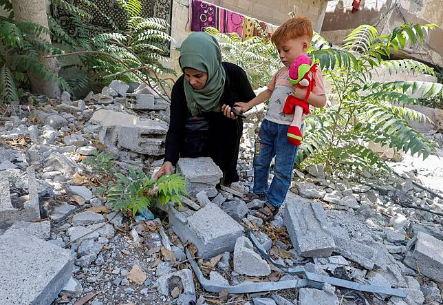 馬麥爾（Inas Abu Maamar）帶著倖存的姪子重返姪女墓地，上方已覆蓋大量被炸毀的瓦礫石塊。路透社