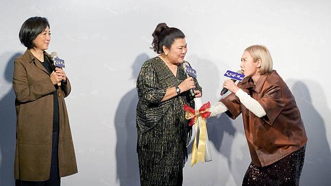 方宥心（右）將幸運接力棒交給黃韻玲（左）與林美秀。（圖／綠光劇團提供）