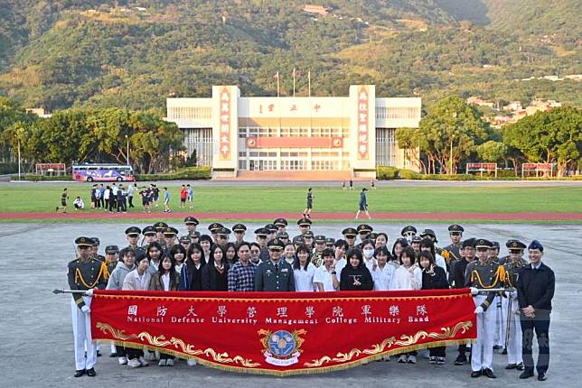 嘉義女中語文資優班師生前往國防大學管理學院參訪。（國防大學提供）