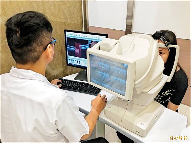 透過「視網膜黃斑部光學共軛斷層檢查」，可了解視網膜血管狀況，及黃斑部有無病變。(記者羅碧攝)