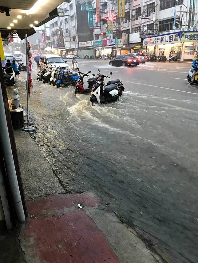 時雨量驚人，嘉義市大雅路路面成了河道，水流湍急。(讀者提供)