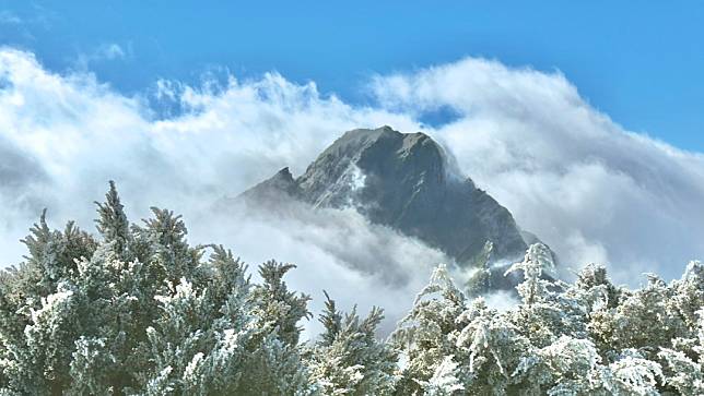 上午天氣短暫放晴，雲層散開後玉山出現壯闊景象。中央氣象署提供