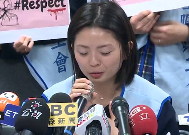長榮空姐受辱在記者會上落淚，長榮航空表示，已和美國律師研議因應措施。   圖：翻攝自網路直播
