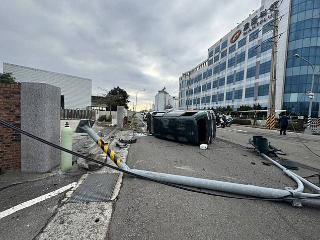 苗栗頭份發生廂型車撞電桿車輛翻覆，駕駛傷重送醫不治。（圖：警方提供）