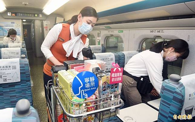 圖為高鐵工作人員加強車廂內的清潔消毒。(資料照)