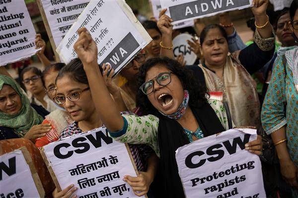 18日，印度街頭聚集民眾抗議國家特赦11名輪暴巴諾的性侵犯，此舉不僅違反已往性侵犯需服無期徒刑之外，也和提升婦女地位的政策相互矛盾。路透社