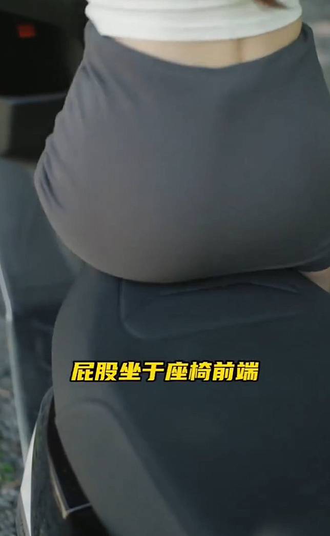 電動機車廣告刻意用鏡頭強調模特身體部分。（翻攝微博）