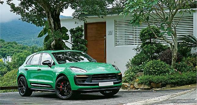 翠綠波子–車身漆上罕有綠色的Macan GTS，很容易就吸引路人投以注目禮；引擎及排氣系統於加速時發出的高亢聲線，也突顯了高性能版本的獨有吸引力。（莊達民攝）