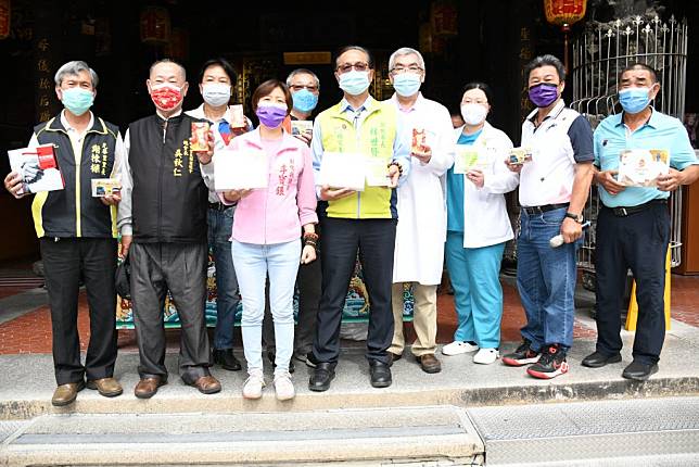 彰化市長林世賢二十五日在南瑤宮宣布將發送七十歲以上確診長者溫馨關懷包。（記者曾厚銘攝）