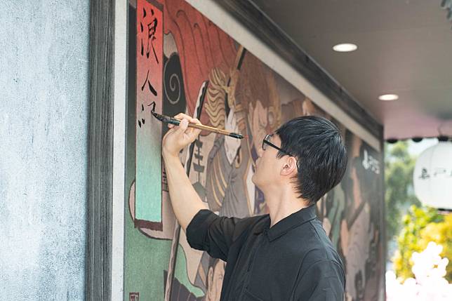 ▲藝術創作家簡志剛親臨現場落款 慶祝《浪人崛起》正式上市！
