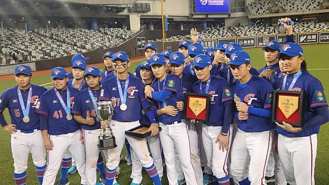 台灣隊在第30屆亞洲棒球錦標賽抱回亞軍。(江昭倫 攝)