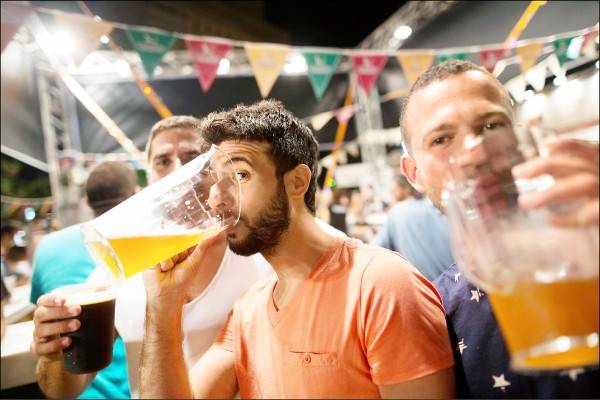 據英國和德國科學家最新研究，若混飲酒精飲料，飲用的順序對喝酒者隔天或幾小時後一覺醒來時宿醉的程度並無影響。(資料照，法新社)