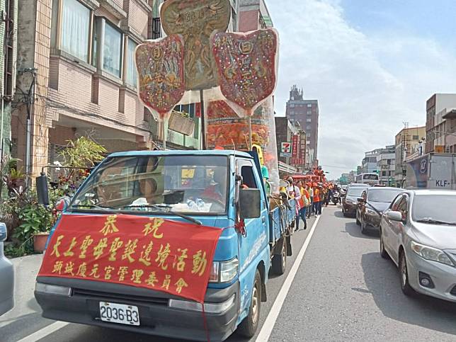 頭城大熱鬧媽祖文化音樂觀光季二十七日登場，遶境活動由開蘭第一媽祖領航下，上千人陣容共襄盛舉。（記者林坤瑋攝）