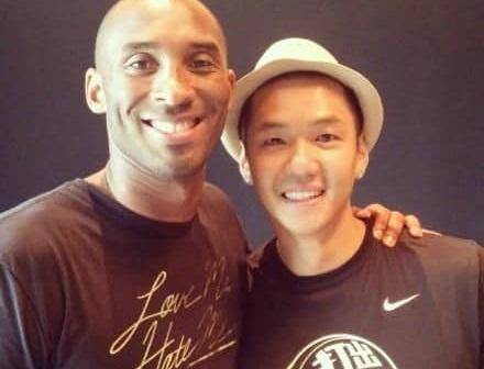 黑人陳建州在臉書放上與偶像Kobe Bryant的合照，難過發文哀悼。（翻攝自陳建州臉書）