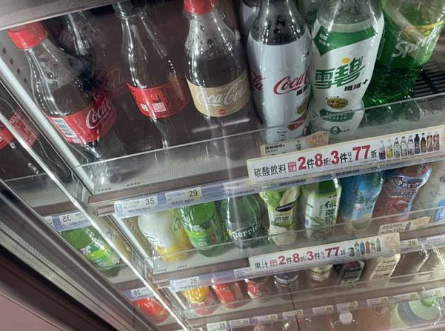 ▲每到炎熱的夏天時，超商的飲料櫃就成為外出民眾的消暑綠洲。（圖／記者張嘉哲攝）