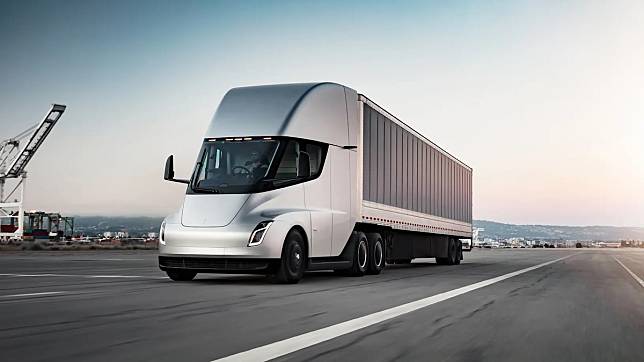 5秒破百的重型卡車頭 Tesla Semi Truck電動卡車終於要來了！