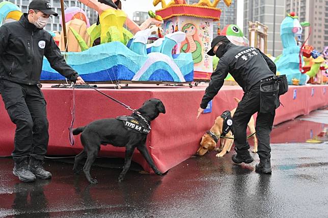 桃園警犬隊出任防爆安檢擔當，針對台灣燈會會場爆裂物及其他危險、違禁物品全面檢測。圖：警方提供