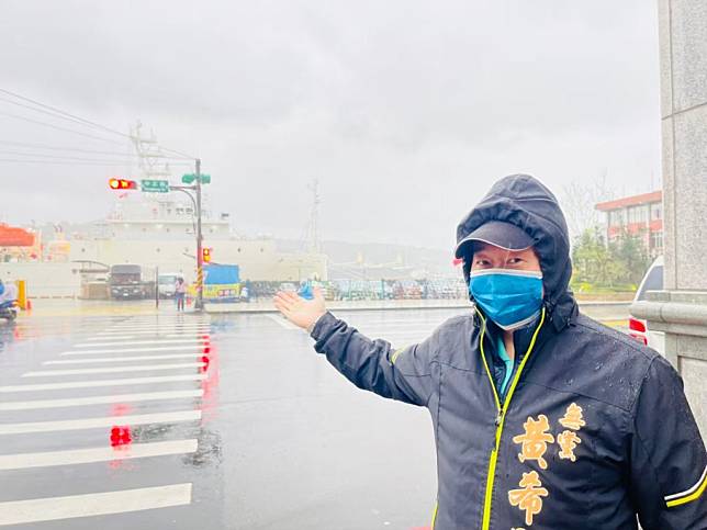 針對颱風季節，黃希賢強基隆市府務必謹慎防颱、防汛，不能再重演過往淹大水、走山的慘況。（記者張上耕翻攝）