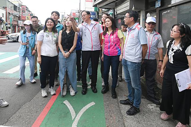 桃園市長張善政視察「桃園市中壢區中平國小通學廊道改善計畫工程」。圖：市府提供