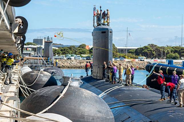 美國海軍核子動力攻擊潛艦「明尼蘇達號(SSN-783)」駛進澳洲斯特林海軍基地(HMAS Stirling)。 圖：翻攝U.S. Navy