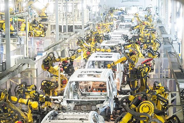 Robots are seen at an assembly line of Voyah, a Chinese luxury electric auto brand, in Wuhan, central China's Hubei Province, April 1, 2024. (Xinhua/Xiao Yijiu)