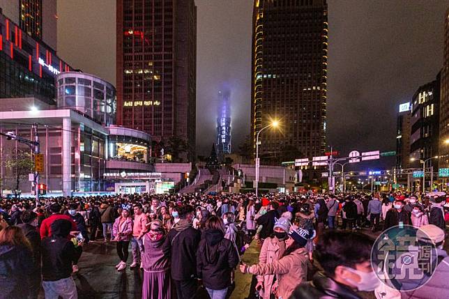 台北101跨年煙火秀每年吸引不少民眾前來市府廣場參加跨年晚會，而演唱會的音量也可能對附近的居民造成困擾。（本刊資料照）