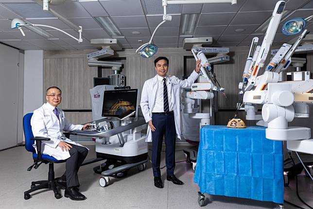 前列腺切除手術新技術！中大醫學院泌尿科手術團隊於今年5月引入嶄新的組合式機械人手術系統，並進行了該新型手術系統在大中華地區的首次臨床測試。團隊成功運用新系統在威爾斯親王醫院為10名病人完成根治性前列腺切除手術，手術效果令人滿意。