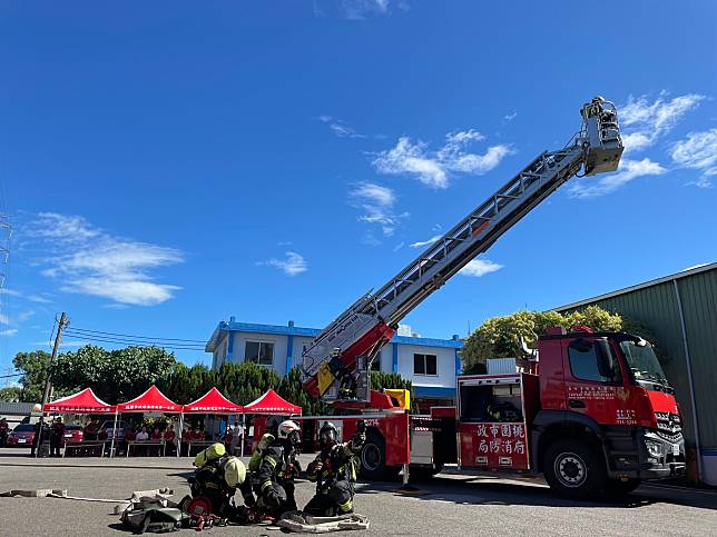 茄苳分隊與三和紙業股份有限公司共同舉行自衛消防編組暨火災搶救演練。圖：茄苳分隊提供